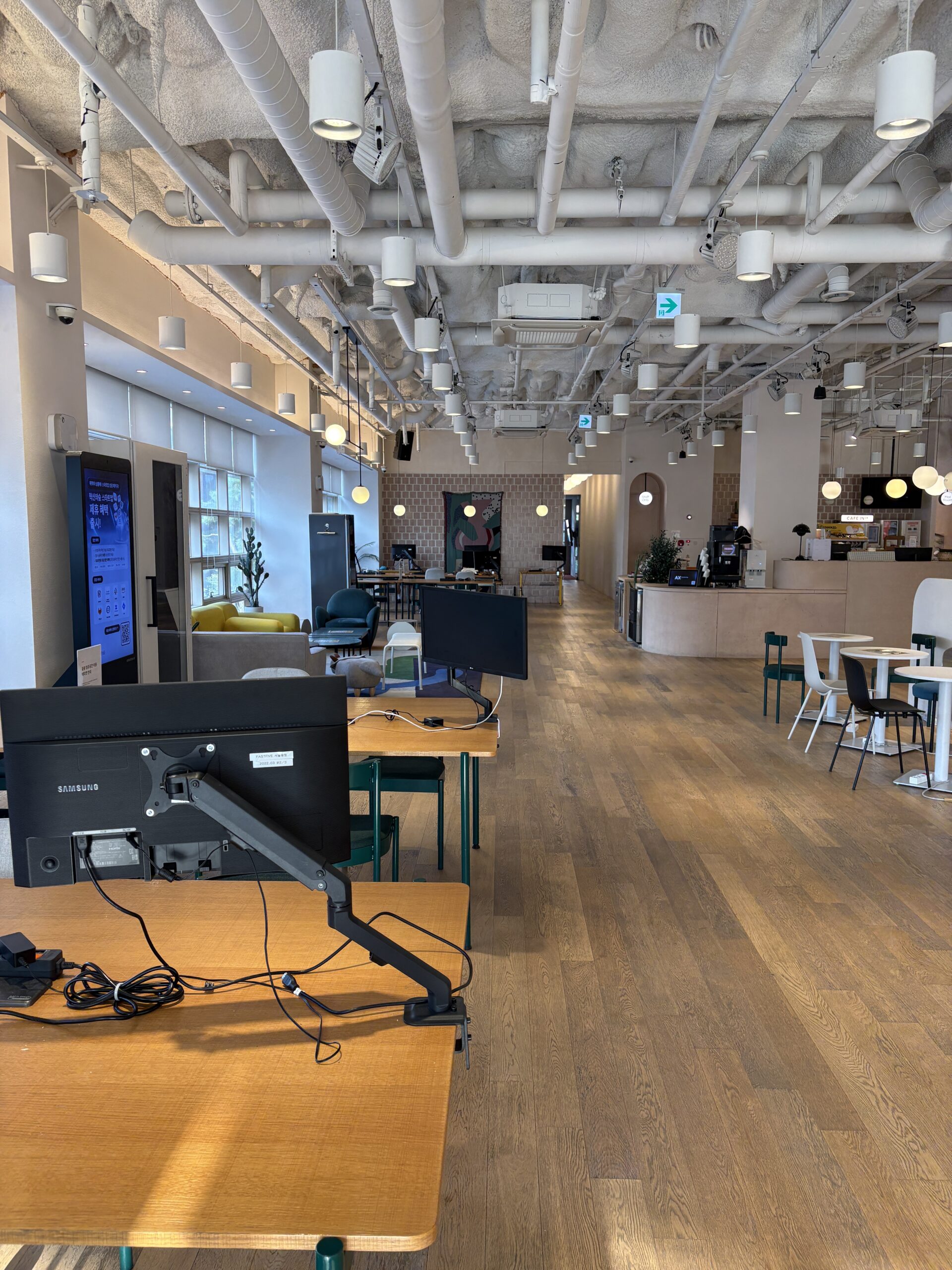서울숲1호점 공용 작업석과 라운지